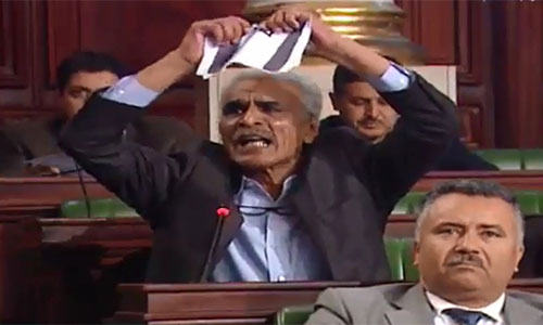 Diputado tunecino despedaza la bandera israelí